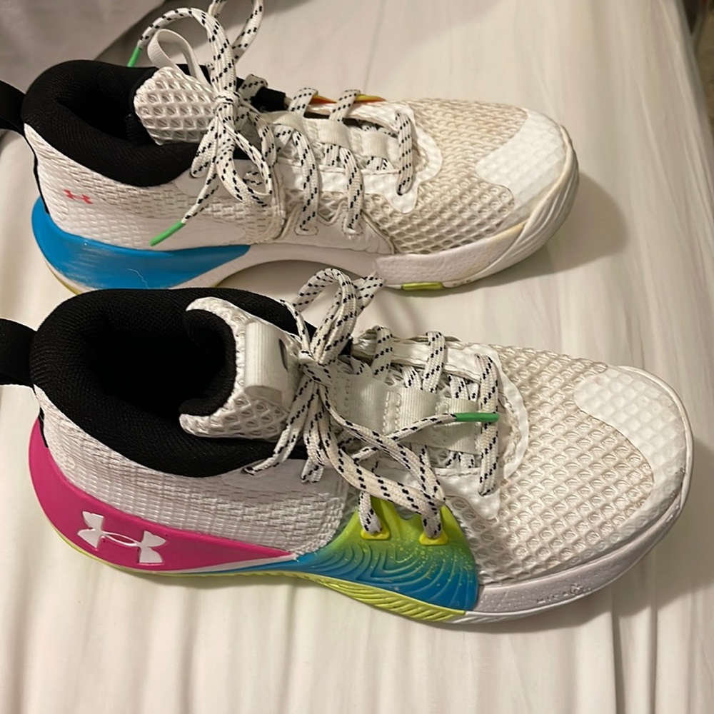 Under armour boys basketball shoes size US5 in excellent used condition